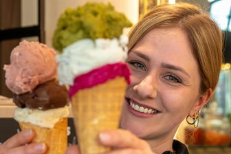 Sommer und Eis: Diese Sorten lieben die Erzgebirger - Konditormeisterin Anne Braun hält in ihrem Olbernhauer Torteneck zwei Waffeltüten mit Kugeleis in den Händen.