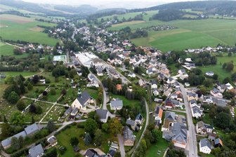 Sommer- und Lichterfest in Crottendorf: Raacherkerzl-Olympiade bildet Auftakt - In Crottendorf (Archivbild) wird von Freitag bis Sonntag das Sommer- und Lichterfest gefeiert.