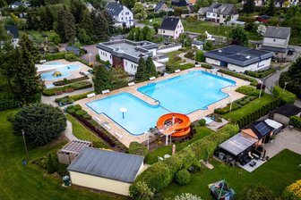 Sommerbad Garnsdorf eröffnet verspätet bei Sonnenschein und 17,5 Grad Wassertemperatur - Das Sommerbad im Lichtenauer Ortsteil Garnsdorf ist am Dienstag in die Badesaison gestartet.