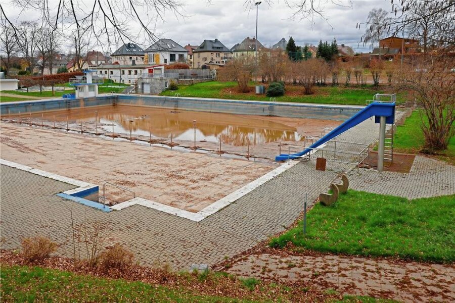 Sommerbad Gersdorf: Saison 2023 fällt flach - Ein traurigen Anblick bietet derzeit das Gersdorfer Sommerbad.