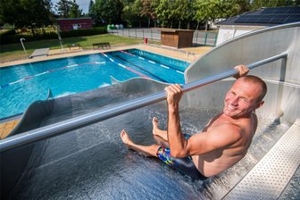 Sommerbad in Neukirchen kann nach Reparaturarbeiten eröffnen - Betreiber Thomas Sprunk auf der Familienwellenrutsche im Sommerbad Neukirchen. Anfang Juni wird in die neue Saison gestartet.