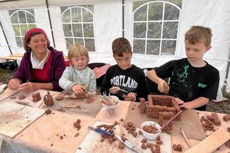 Sommerbauhütte an der Göltzschtalbrücke: In Workshops entstehen Ziegel und Objekte aus Ton -