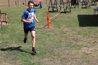 Sommerbiathlon: Jubiläum und Abschied in Brand-Erbisdorf - Lief beim Heimspiel auf Platz 2: Louis Ziebell, Sommerbiathlet der Schützengilde zu Brand, meisterte die 3-Kilometer-Distanz mit zweimal Schießen in 15:13,8 Minuten und gewann damit Silber in der Schülerklasse.