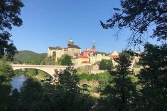 Sommerferien im Erzgebirge: Tipps für einen Tagesausflug nach Tschechien - Die tschechische Kleinstadt Loket (deutsch: Elbogen) ist nur 14 Kilometer entfernt von Karlovy Vary (Karlsbad). Die komplette historische Altstadt steht unter Denkmalschutz.