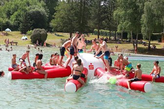 Sommerferien in der Region Werdau/Crimmitschau: Fünf Tipps für kreative Kinder - Neben Fraureuth (Bild) locken während der Sommerferien auch die Freibäder in Crimmitschau, Mannichswalde und Leubnitz. Das Strandbad an der Koberbachtalsperre in Langenhessen ist ebenfalls in die Saison gestartet. Zudem finden Schwimmkurse für Kinder statt.