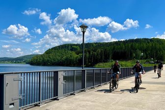 Sommerferien in Holzhau und Umgebung: Bald soll es noch mehr Angebote mit Bike auf der Blockline geben - Geführte Touren sind auf der Blockline ebenfalls möglich. Auch Hotelchefin Iris Gläser begleitet die Mountainbiker auf Wunsch, die Route führt über die Staumauer der Talsperre Rauschenbach.