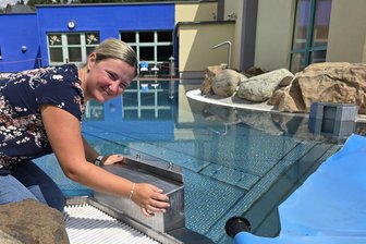 Sommerferien in Werdau gesichert: Freizeitbad „Webalu“ öffnet nach Wartung mit Schweizer Technik im Außenbecken - Chefin Candy Fischer prüft die neuen Schotten im Außenbecken, die eine Schweizer Firma eingebaut hat.