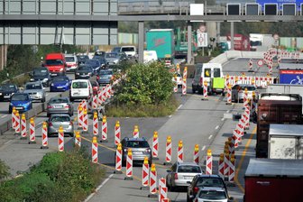 Sommerferien und Autobahnbaustellen in Sachsen: Wo Urlaubsreisende mehr Zeit einplanen müssen - Baustellen auf Autobahnen sorgen bei Autofahrern für Freude - vor allem im Urlaubsverkehr. Auch im Freistaat wird während der Sommerferien fleißig gebaut.