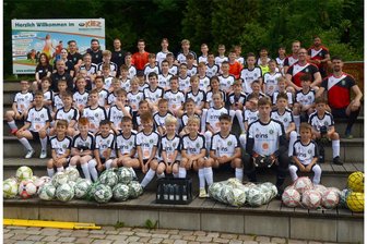 Sommerferien-Zeit ist Vogtland-Fußballschule-Zeit: Plätze für Feriencamp in Grünheide in Rekordschnelle vergriffen - Am Montag ist die beliebte Vogtland Fußballschule im Waldpark Grünheide offiziell gestartet. Seit 1992 lockt sie Kicker aus der Region und darüber hinaus und ist auch in diesem Jahr vollständig ausgebucht.