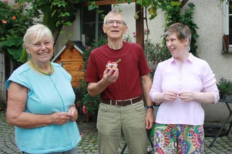 Sommerfest im Crimmitschauer Regenbogenhof: Annegret Walther und ihre Familie mittendrin - Gut gelaunt: Annegret Walther (r.) mit ihren Eltern während des Sommerfestes.