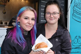 Sommerfest in Aue als Stadtfest-Ersatz: Wie die Premiere lief und wer das stärkste Team stellte - Selina (links) und Michelle lobten die familiäre Atmosphäre.