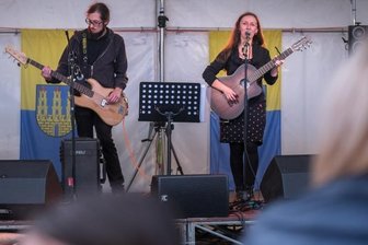 Sommerfest in Zschopau: entspannt und familiär - Am Samstagnachmittag griffen zur musikalischen Unterhaltung der Sommerfest-Besucher auch Elke Böhm und Andreas Drechsler (v.r.) als Duo F.E.A. in die Saiten. 