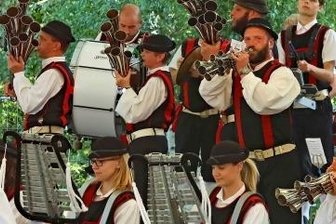 Sommerfest mit Fasching, Tanz und Schalmeien - Spielen beim Sommerfest in Mannichswalde auf: die Vollmershainer Schalmeien.