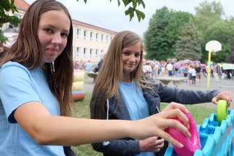 Sommerfest zum Ende des Schuljahres - Amy Urban (links) und Lina Zimmer beim Strategiespiel "Vier gewinnt".
