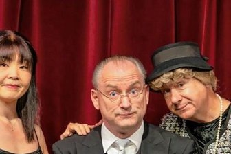 Sommerfest - Tom Pauls ist als Ilse Bähnert (rechts) mit Masumi Sakagami und Jörg Wachsmuth in Markneukirchen.