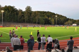Sommerfinale bietet die perfekte Kulisse für die offizielle Eröffnung des neuen Reinsdorfer Kunstrasens - Zum Legendenturnier am Freitagabend zeigte sich eine der großen Veränderungen im Reinsdorfer „Glückauf“-Stadion: die neue Flutlichtanlage.