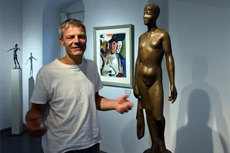 Sommergalerie in der Alten Schule Hennersdorf liefert Denkanstöße - Der Bildhauer Erik Neukirchner zeigt während der Sommermonate in der Alten Schule Hennersdorf Gemälde und Aquarelle des Spätexpressionisten Fritz Keller und neue eigene Arbeiten, die auch auf die Zeitläufte Bezug nehmen.