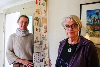 Sommergalerie öffnet wieder im Erzgebirge: Chemnitzerin betreibt Museum auf Zeit - Karin Schneider (r.) und ihre Tochter Kate in der Sommergalerie in Geyer. Diese öffnet bis 17. September an zwei Tagen pro Woche für Besucher.
