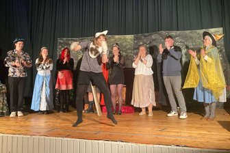 Sommerkino in Reuth: Märchen-Satire kommt auf die Leinwand - Szene aus der Theateraufführung „Die Prinzessin in der Krise“ vom März in Reuth.