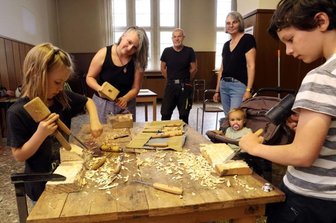 Sommerkunstwerkstatt lädt Kreative zur Holzgestaltung ein - Bei der Glauchauer Sommerkunstwerkstatt können sich Interessenten von Holzbildhauer Wilfried Runds und Malerin Ines Weisheit in die Geheimnisse des kreativen Schaffens einweisen lassen und sich selbst künstlerisch betätigen. Ramona Markstein aus Hartenstein hat es am Donnerstag mit ihren Kindern Hans, Margaret und Rosa ausprobiert.