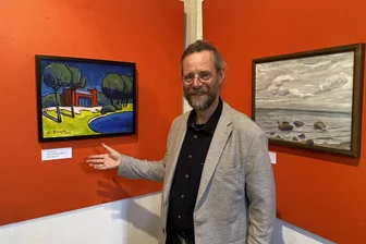 Sommerliche Kunst in kühler Kirche: Zwickauer Künstler Christian Siegel eröffnet „offene Kirche“ in der Matthäuskirche - Christian Siegel zeigt in der Matthäuskirche auch das Bild „Das rote Haus der Brücke“.