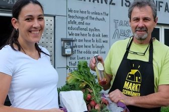 Sommerloch bei den Marktschwärmern - Katja Ellwart kauft regelmäßig bei den Marktschwärmern in Lichtenstein ein und Chef Dietmar Schmidl freut sich über Stammkunden. 