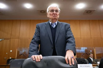 „Sommermärchen“-Prozess: Angeklagte DFB-Funktionäre beteuern Unschuld - Der frühere DFB-Präsident Theo Zwanziger gab sich bereits auf dem Weg zum Gericht siegessicher.