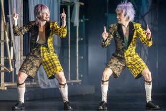 Um noch mehr Chaos anrichten zu können, verdoppelt sich Puck (links: Lisann Hirzel, rechts: Karl Seibt). 