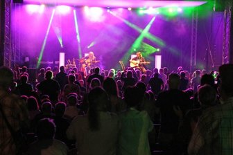 Sommernächte 2022: So schön feiert Freiberg - So wie hier beim Konzert von Dieter "Maschine" Birr und Uwe Hassbecker im vergangenen Jahr soll auch bei den diesjährigen Freiberger Sommernächten im Hof von Schloss Freudenstein gefeiert werden. 