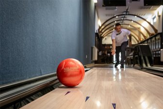 Sommerpause beendet: Worauf sich Besucher des Burgstädter Sportzentrums nach der Schließzeit freuen können - Die Bowlingbahn ist jetzt mit einem Bumpersystem ausgerüstet, das keine Fehlwürfe für ungeübte Spieler mehr zulässt.