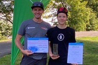 Sommerpause war gestern: Wintersportler aus dem Erzgebirge stellen ihre Form auf den Prüfstand - Biathlet Jonas Tryonadt (r.) vom PSV Schwarzenberg hat den Jens-Weißflog-Nachwuchsförderpreis erhalten. Das freut auch Abteilungsleiter und Trainer Christian Kreyßel.