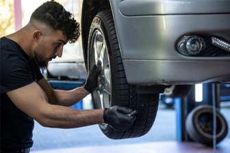 Sommerreifen bei Frost: Da sorgt sich auch der Hainichener Wasserversorger - Viele Autofahrer dürften bereits den Räderwechsel von Winter- auf Sommerreifen vollzogen haben.