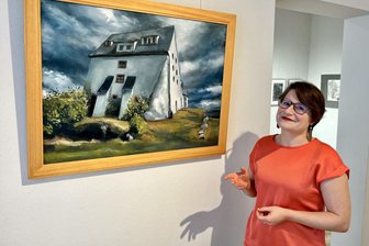 Sommersalon in Werdau: Hobbykünstler stellen ihre Werke in der Galerie des Landkreises Zwickau aus - Dorothea Landrock-List vom Musenhof Schloss Wildenfels bei Zwickau hält die Laudatio.