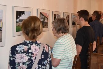 Sommerschau zeigt Werke von Studienreise - Am Samstagnachmittag wurde die 8. Sommergalerie und Vernissage in der evangelisch-lutherischen St. Laurentius-Kirche in Elterlein eröffnet. 20 ausgewählte Gebäudefotografien von vier Städten an der südlichen Straße der Romanik sind zu sehen. 