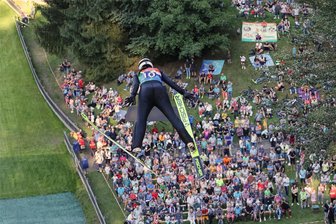 Sommerskispringen im Erzgebirge: Wo sich Talente in zwei Disziplinen messen - Der internationale Ladies-Alpencup im August erwies sich einmal mehr als Zuschauermagnet. Dieses Wochenende geht in Pöhla der Nachwuchs über den Bakken.