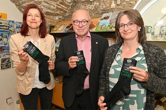Sommersocken als neues Souvenir aus dem Vogtland: „Die sind auch bei 30 Grad geeignet“ - Frieder Seidel, Concepcion-Geschäftsführer aus Hammerbrücke, Judith Sandner (links), Oberbürgermeisterin von Klingenthal, und Xenia Brunner, Leiterin Kultur und Tourismus in der Stadtverwaltung.