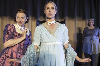 Sommertheater auf Burg Schönfels: Premiere fällt aus - Szene aus „Stolz und Vorurteil* (*oder so)“.