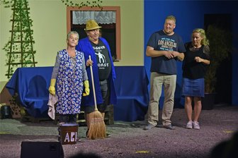 Sommertheater Falkenau: Rappelvolle Bude im „ehrenwert-spießigen Haus“ - Sommertheater Falkenau: Ein ehrenwertes Haus heißt die Komödie mit Kathleen Dietze, Uwe Fischer, Kevin Kunze und Claudia Schröder(v. l.).