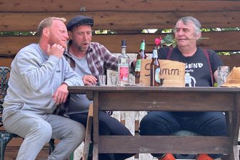 Sommertheater Falkenau sucht in Mecklenburg-Vorpommern das Liebesglück - Hier entsteht ein bühnenreifes Dating-Profil: Karl-Friedrich (Ronny Höthe), Willy (Ingo Holz), Bauer Günther (Uwe Fischer, v. l.)