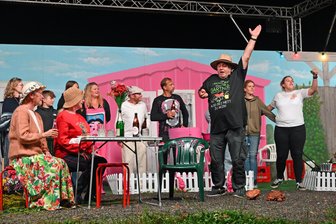 Sommertheater: Wie listige Falkenauer Laubenpieper ein Windradprojekt zu Fall bringen - Gewonnen! Opa Walter (Uwe Fischer) und die Laubenpieper feiern die List der Gartenbesitzer.