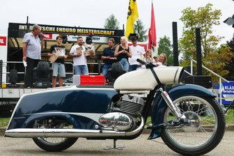 Sommertreffen in erzgebirgischer Motorradwiege: Besucher feiern „Wiedergeburt“ von MZ - Auf der Bühne, auf der Moderator Jens Wagner (links) durch die Veranstaltung führte, war auch die von Sebastian Brandt gebaute MZ Streamliner ein Thema.