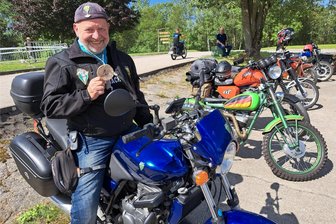 Sommertreffen lockt über 500 Biker nach Hohndorf - Stolz präsentiert Frank Olschweski seine Teilnehmermedaille mit der Nummer 1, die er als erster Ankömmling erhalten hat. Der Rostocker kreuzte bereits am späten Donnerstagabend in Hohndorf auf.