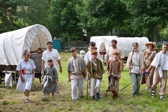 Sommerurlaub ohne Handy und Regenjacke: Historischer Besiedlungszug startet in Chemnitz - Die zwei Familien der Brüder Sammy Schwentke (links hinten) und Silvio Schwentke (Fünfter von rechts) reisen gemeinsam mit dem Besiedlungszug ins Mittelalter. Im Alltag leben sie in Frankenberg und Schönborn.