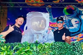 „Sommerwaldzauber“: Techno-Open Air im Lichtentanner Haasenwald lockt erneut Partygänger an - Pete Reinhold (links) und Heiko Haase bereiten im Haasenwald alles für die Technoparty „Sommerwaldzauber“" vor. Es soll galaktisch werden, wie Reinhold vorab verrät.