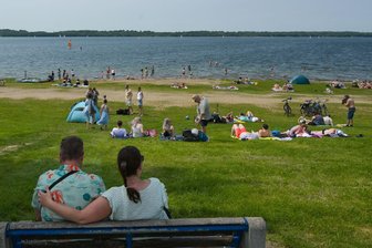 Sommerwetter am Pfingstwochenende lockt Menschen an Badeseen - Zahlreiche Menschen nutzten das warme Pfingstwochenende für einen Besuch an den Badegewässern.