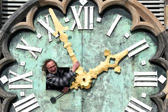 Sommerzeit: Ausschlafen und später ins Büro? - Geht noch nicht automatisch an der Kirchturmuhr: das Umstellen auf die Sommerzeit. Am Sonntag muss in vielen Gemeinden jemand zur Kirche gehen und die Uhr vorstellen. Uwe Jahn, Domkuster des Magdeburger Doms, kontrolliert durch eine Luke die Zeiger, damit bei der Zeitumstellung alles funktioniert.