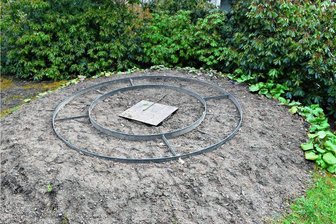 Sommerzeit noch nicht in Sicht: Warum die Blumenuhr in Hainichen stillsteht - Die 1935 errichtete Blumenuhr im Stadtpark Hainichen wartet in diesem Jahr noch auf ihre "Wiederbelebung".