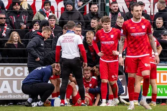 Somnitz-Verletzung schwerer als befürchtet: FSV Zwickau siegt in Auerbach und keiner freut sich - FSV-Profi Max Somnitz (liegend) zog sich in Auerbach offenbar eine schwere Verletzung zu.