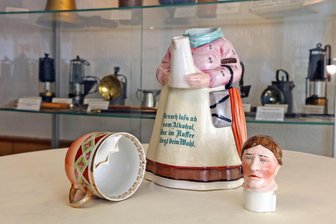 Sonder-Ausstellung zum Thema Kaffee in Reinsdorf lockt mit Schnurrbart-Tasse und mehr - Urige Tassen, Kaffeekannen und mehr sorgen für ein Schmunzeln bei der Kaffee-Schau in Reinsdorf.