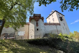 Sonderausstellung in Mylau: Queeres Netzwerk bietet „Gesprächsstoff(e)“ - Auf Burg Mylau wird am Freitag eine Sonderausstellung eröffnet.